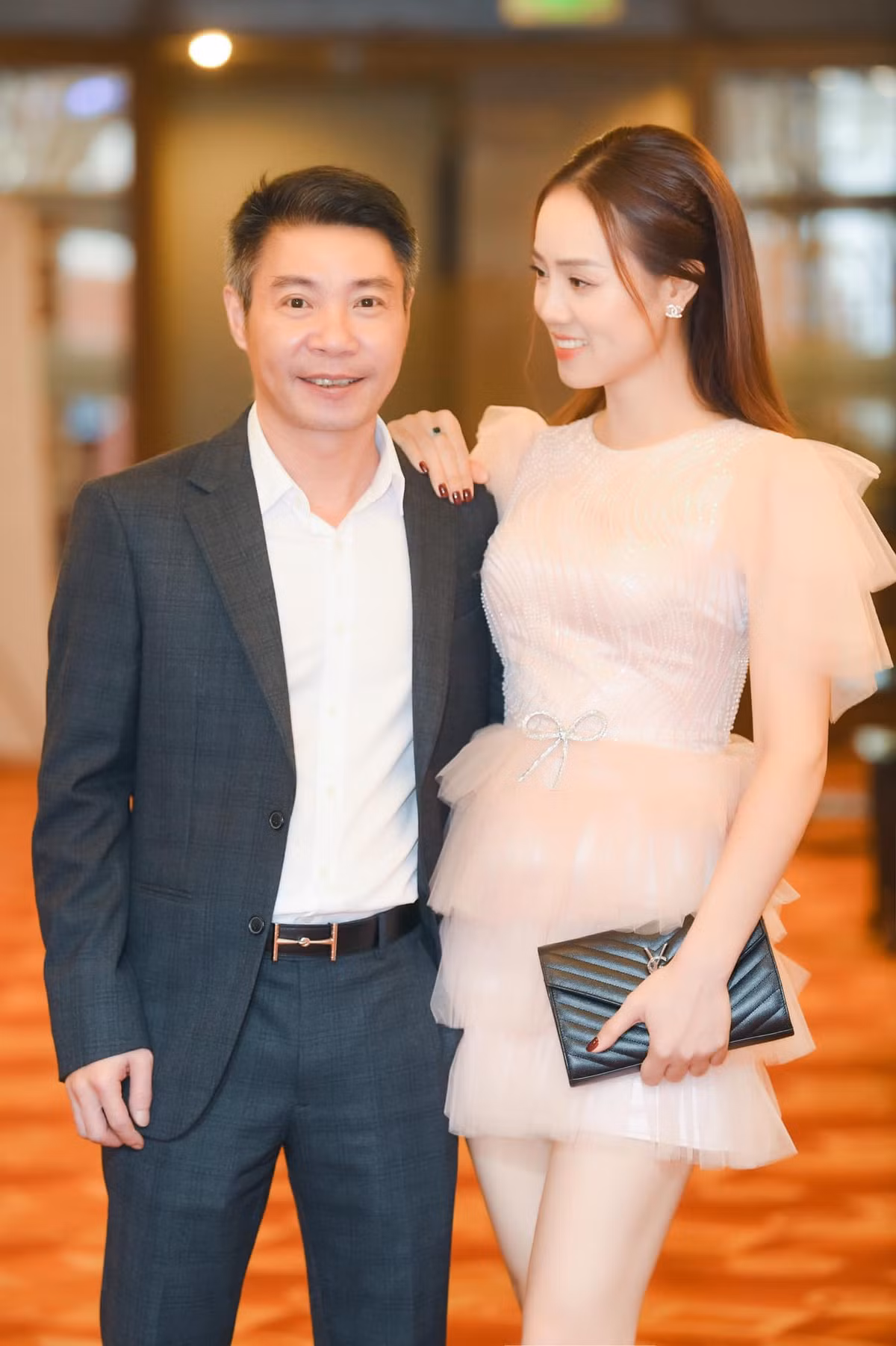Trong suốt quãng thời gian yêu nhau, Công Lý và vợ sắp cưới kém 15 tuổi chưa bao giờ hết yêu thương và lãng mạn. Cặp đôi gọi nhau là “vợ yêu”, “chồng yêu” và thoải mái thể hiện sự quan tâm, âu yếm mỗi khi xuất hiện nơi đông người.