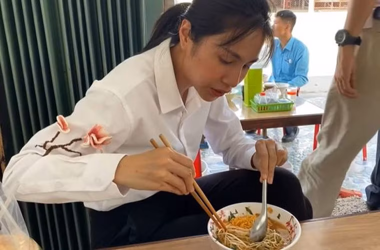 Chuyến đi thiện nguyện ở miền Tây rất vất vả thậm chí có lúc Thủy Tiên chỉ kịp ăn vội bát mì tôm rồi lại tiếp tục cuộc hành trình, nhưng khi chồng hỏi có mệt không cô chỉ đáp: “"Vinh có mệt không? Tiên không mệt!".