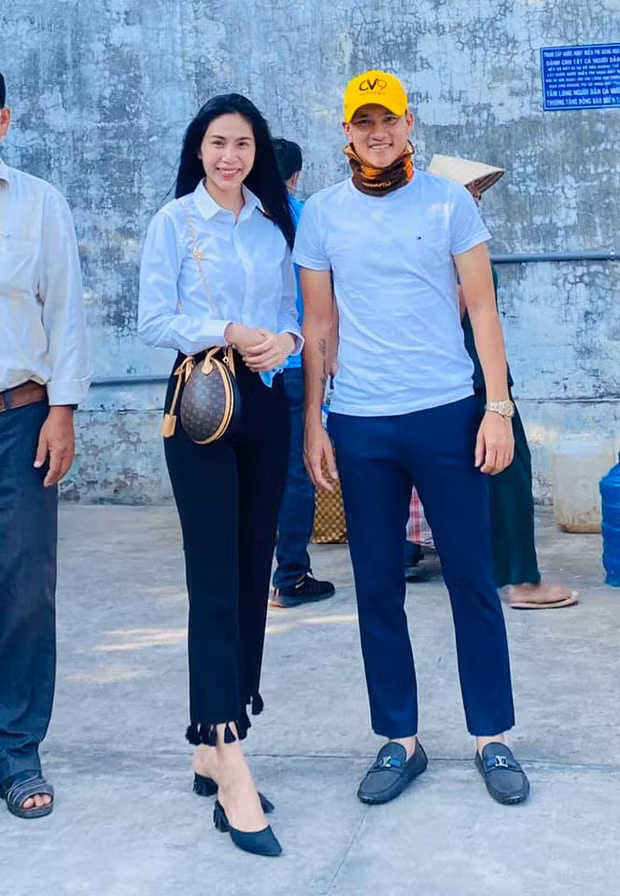 "Hai ngày liên tục từ sáng sớm đến tối mịt mới về đến nhà, hết nắng rồi mưa. Không biết mọi người xem clip cảm thấy thế nào, chứ Tiên khóc luôn á... vì thương quá, sao mà còn nhiều hoàn cảnh khổ đến vậy. Sẽ còn quay lại tìm gặp những người dân khó khăn này để chia sẻ cùng bà con. Cảm ơn đời mỗi sớm mai thức dậy, ta có thêm gì nữa để cho đi", Thủy Tiên viết trên trang cá nhân.
