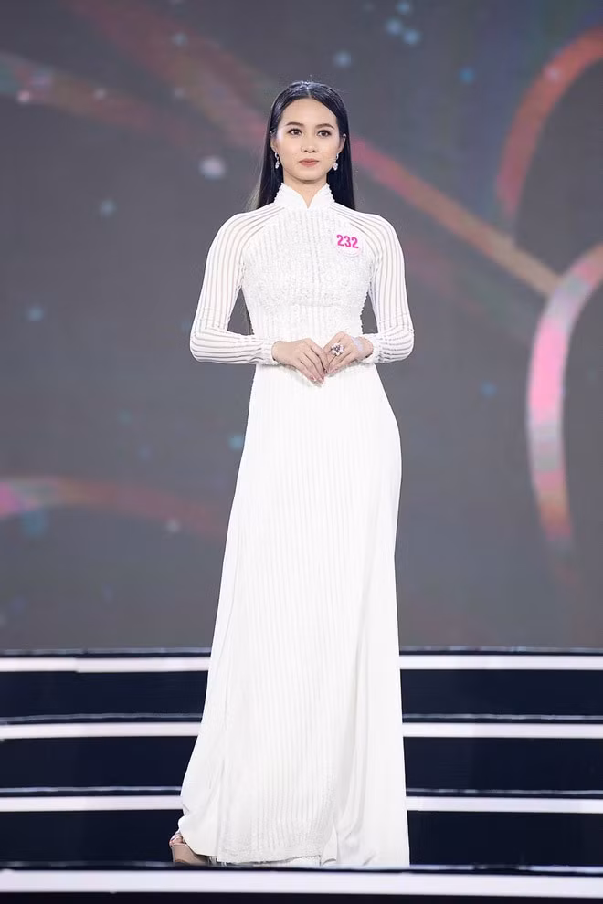 Nguyễn Thị Minh Trang nhận được nhiều lời khen ngợi trong màn dự thi với áo dài truyền thống.