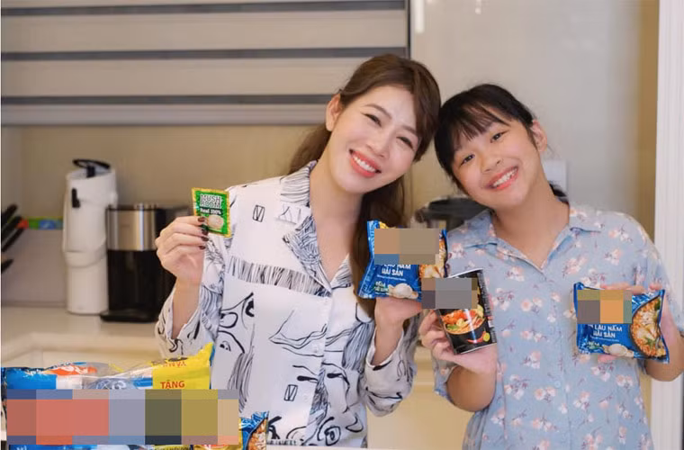 Mọi người theo dõi trang cá nhân của MC Đường lên đỉnh Olympia sẽ không lạ với hình ảnh An Nhiên đáng yêu, bụ bẫm. Nhưng thời gian gần đây, ai cũng công nhận cô nhóc trổ giò và lớn vụt.