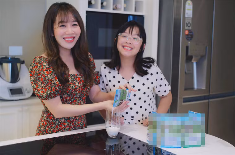 Con gái MC Diệp Chi sở hữu nụ cười tươi của mẹ và vóc dáng cao to của bố, cựu MC Trung Kiên.