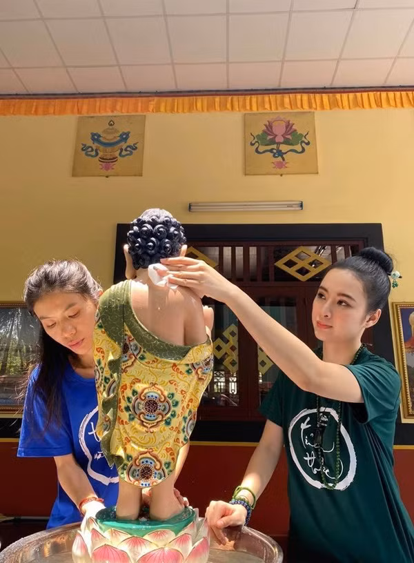 Nổi tiếng sớm nhưng Angela Phương Trinh cũng nhanh chóng trở thành một ngôi sao gây tranh cãi vì cách ăn mặc phản cảm cũng như đời sống riêng tư. Tuy nhiên thời gian gần đây, nữ diễn viên sinh năm 1995 gần như "lột xác" hoàn toàn khi chọn cho mình cuộc sống bình dị, tham gia các hoạt động thiện nguyện và ăn chay.