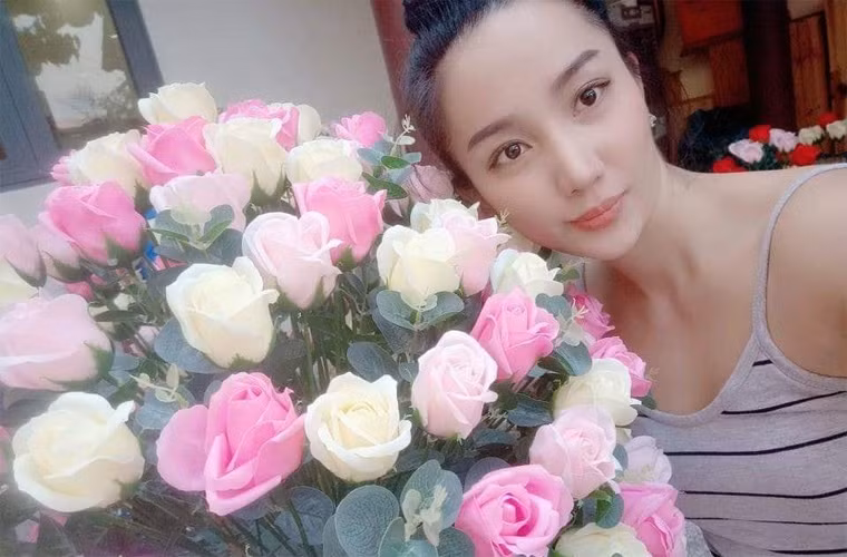 Không theo nghiệp diễn mà tình nguyện làm hậu phương cho chồng, hàng ngày ngoài việc chăm sóc chồng con, Quỳnh Anh còn làm trợ lý và tài xế cho Bảo Lâm. Ngoài ra, Quỳnh Anh còn làm chủ một shop hoa.