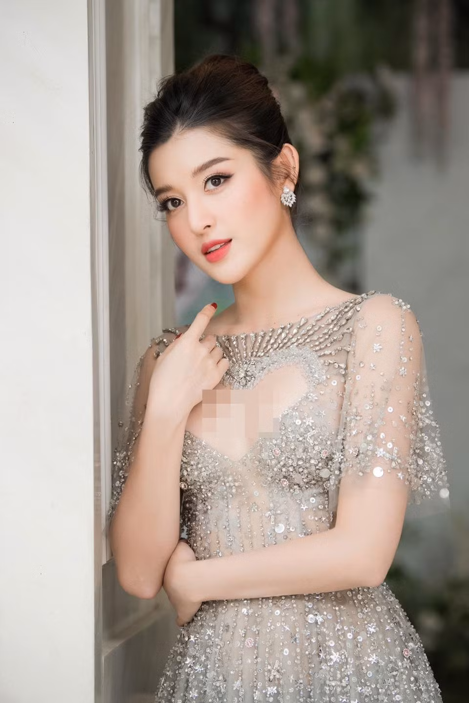 Đặc biệt, Huyền My chuộng những bộ đầm khoét cổ sâu táo bạo tôn lên vòng một căng đầy.