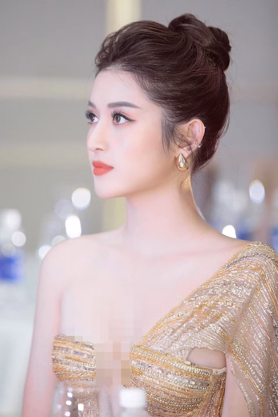 Chiếc đầm lệch vai đem lại vẻ đẹp kiêu sa cho mỹ nhân Hà thành.