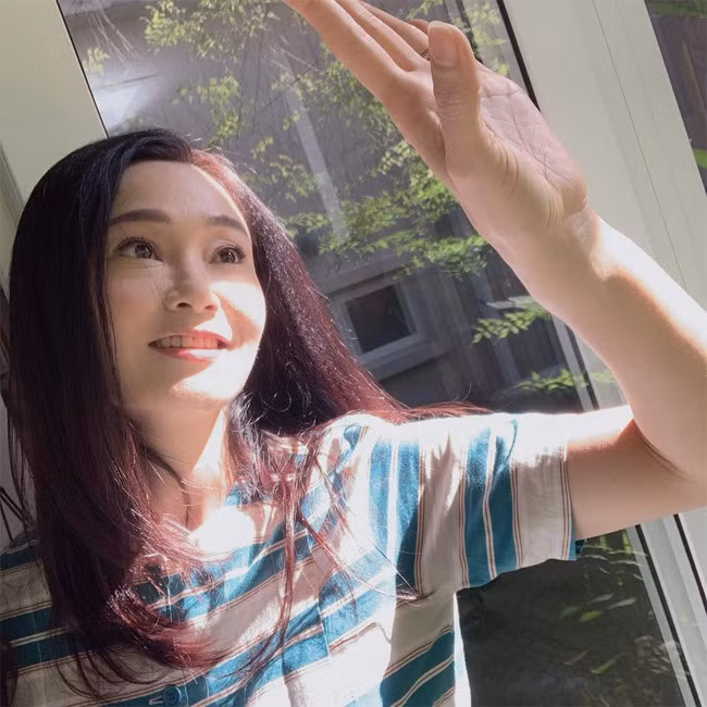 “Thế giới này sẽ không vì bạn buồn mà dừng lại, không vì bạn yếu đuối mà nâng đỡ. Thế giới này chỉ coi bạn là một phần tử bé nhỏ, mà phần tử bé nhỏ ấy chẳng thể ảnh hưởng đến guồng quay chung của thế giới. Cho nên, đau lòng thì ăn. Mệt mỏi thì ngủ. Bực tức xong thì cười thật tươi. Đó là “thuốc an thần” Phương tự kê cho mình”.