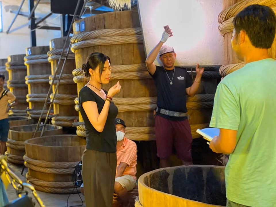 Thúy Diễm có trải nghiệm chưa từng có trong "Cát đỏ" khi nhân vật của cô "đóng đô" ở xưởng nước mắm, sau đó chuyển bối cảnh là một xưởng mắm tôm.