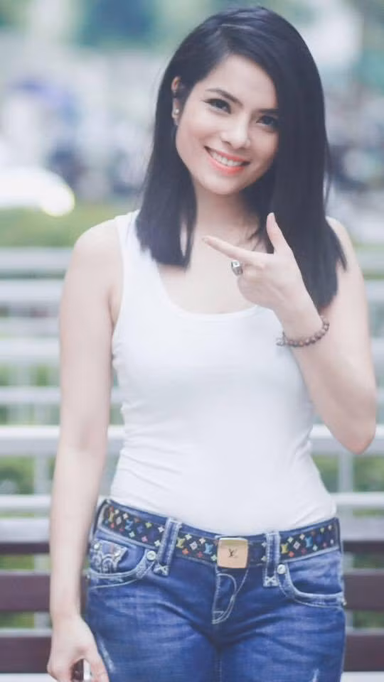 Nhiều người phản đối cách suy nghĩ của nữ diễn viên "Phía trước là bầu trời". Có người thì nghi ngờ cô làm vậy để đánh bóng tên tuổi sau một thời gian dài không tham gia phim ảnh.
