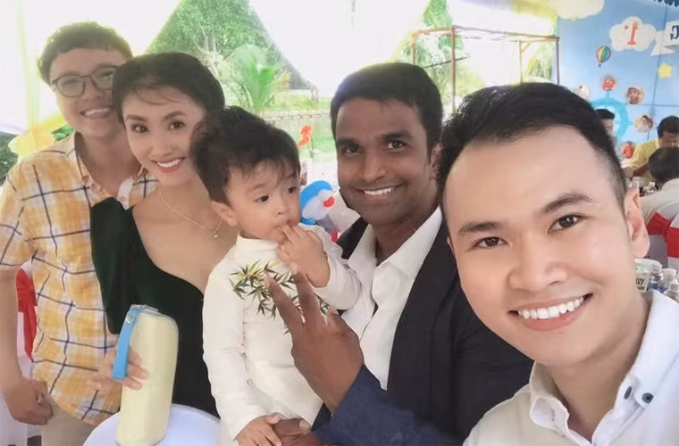 Mặc dù vậy, theo Nguyệt Ánh, chồng cô có ưu điểm là chăm con rất tốt từ việc ru con ngủ, pha sữa, nấu ăn, tắm rửa. Rao cũng rất yêu thương vợ.