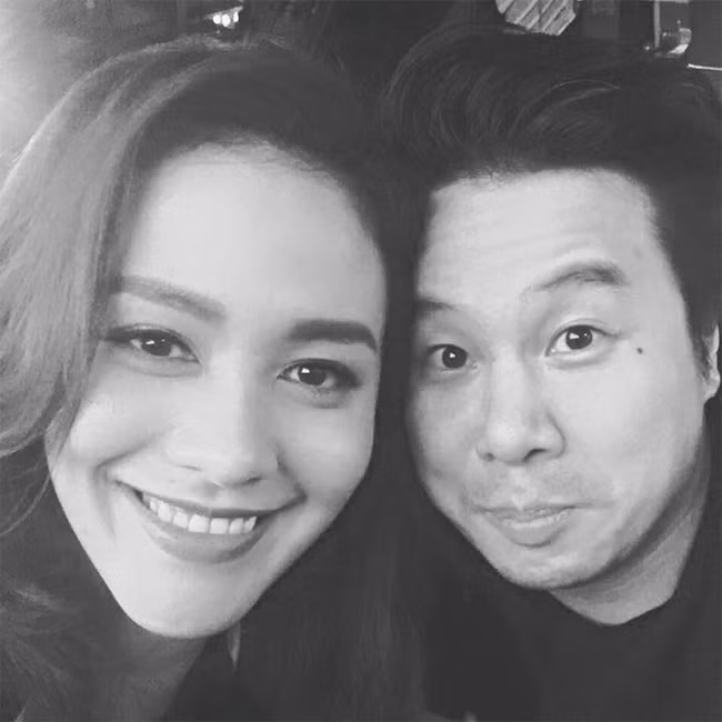 “Đã 2 năm kể từ ngày em đồng ý trở thành bạn đời của anh. Và mỗi buổi sáng khi thức giấc, anh biết ít nhất anh đã làm những điều đúng trong cuộc đời này”, Thanh Bùi khiến nhiều người phải ghen tị với những câu cảm thán anh dành cho vợ.