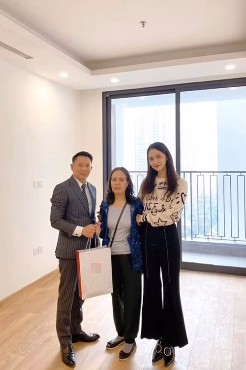 Mới đây, trong dịp sinh nhật mẹ, nữ ca sĩ Hương Giang Idol đã tặng cho mẹ căn hộ cao cấp tại Hà Nội ước tính khoảng 2,5 tỷ đồng trở lên.