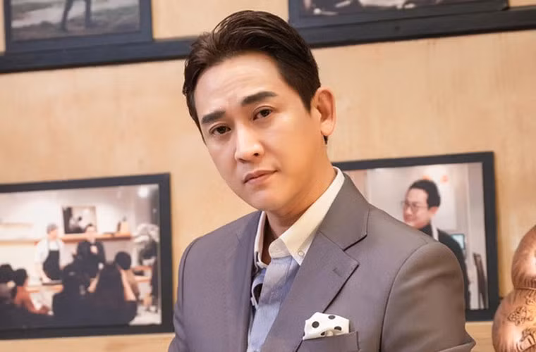 Ở tuổi 41, Hứa Vĩ Văn vẫn lẻ bóng và đóng khá nhiều phim từ truyền hình tới điện ảnh như: "Giao lộ định mệnh", "Thần tượng", "Em là bà nội của anh", “Tiệc trăng máu”, “Trái tim quái vật”, “Nhật ký Vàng Anh”, “Lời thú nhận của Eva”…
