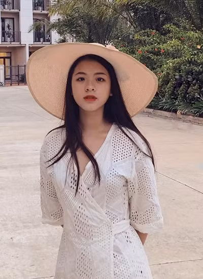 Hồng Khanh ở tuổi 15 đã ra dáng thiếu nữ xinh đẹp.