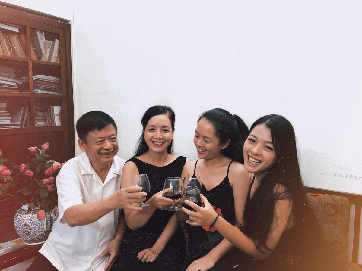 Là "con nhà nòi" nên Hồng Khanh có năng khiếu âm nhạc và rất đam mê nghệ thuật.