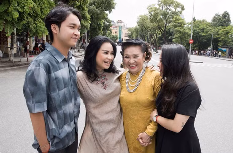 Một thời gian dài sau đó, mọi người thấy Thanh Lam chỉ lẻ bóng một mình, cô vùi đầu vào công việc, vui vầy bên con cái và gia đình mà không cần một người đàn ông nào bên cạnh.