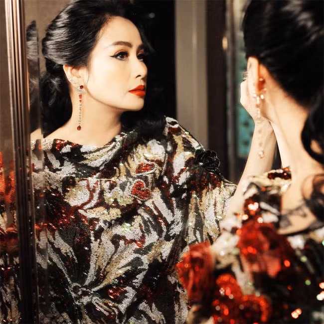 Trong mắt vị bác sĩ, Thanh Lam bề ngoài mạnh mẽ nhưng bên trong là một người yếu đuối, dịu dàng. Đó cũng chính là điểm đặc biệt của Thanh Lam khiến anh bị thu hút. Xem video "Thanh Lam úp mở chuyện tình yêu hiện tại". Nguồn VTC