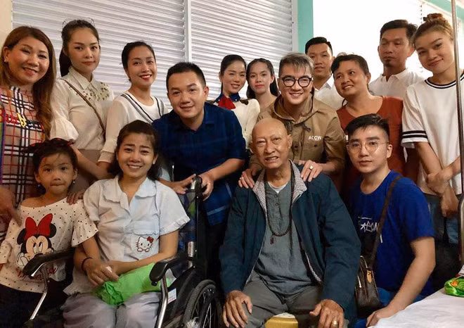 Một loạt các sao như Hồ Ngọc Hà, Đàm Vĩnh Hưng, Lệ Quyên, Việt Hương, Hồng Vân, Hồng Nhung, Quang Linh… đã ủng hộ Mai Phương tổng số tiền hơn 850 triệu đồng để cô chữa bệnh.