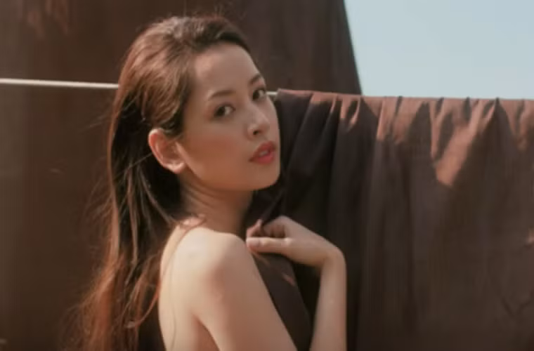 Để gây chú ý thêm nữa, Chi Pu không ngại ngần cởi hở trong MV của mình. Trong MV “Mời anh vào team em”, Chi Pu đốt mắt người xem với những cảnh ăn mặc, hành động cực sexy, thậm chí cả màn khoe ngực tại sân phơi đồ, bán nude ôm heo.