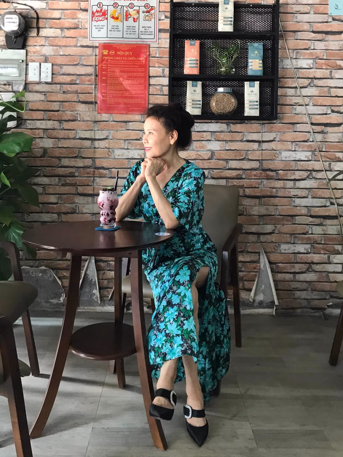 Phong cách thời trang trẻ trung, sành điệu của bà ngoại U70.