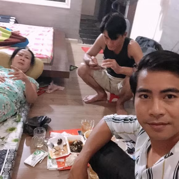 Thậm chí anh còn cùng con trai về lo đám giỗ bố của Ngọc Lan khi cô đang bận việc trên TP.HCM.