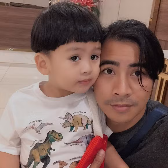 Ngoài đóng phim, nam diễn viên “Lời nguyền lúc 0h” còn kinh doanh bất động sản, làm dịch vụ sửa chữa nhà cửa.