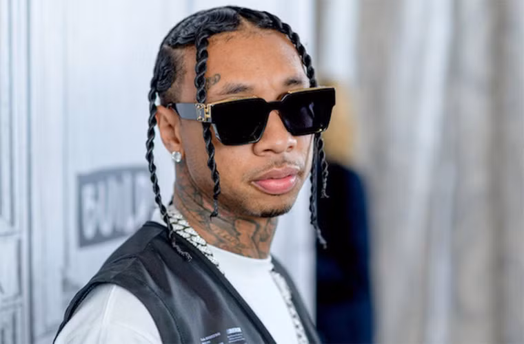 Tháng 9/2013, Tyga bị nhà kim hoàn Jason trụ ở Beverly Hills kiện vì không thanh toán món đồ trang sức trị giá 91.000 USD. Rapper 31 tuổi còn dính lùm xùm không chịu trả tiền nhà thuê vào năm 2015 và 2016, bị tòa ra lệnh phải trả hai khoản nợ thuê nhà tổng cộng 170.000 USD vào hai năm này.