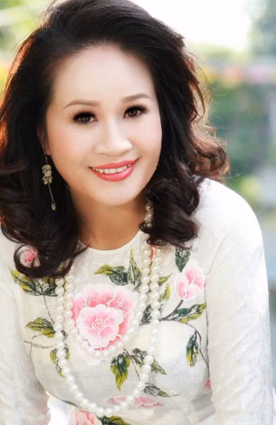 Nhờ đi diễn mà cuộc sống của Lê Thị Dần và gia đình sung túc hơn, ăn mặc cũng diện hơn trước.