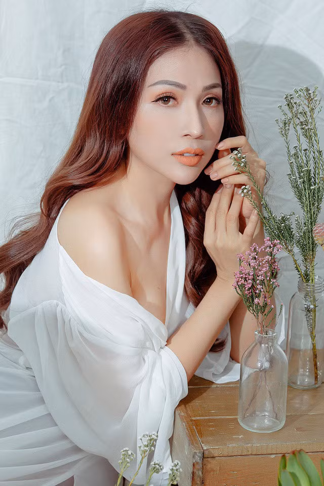 Ngoài nghề diễn, Khả Như còn làm cố vấn và dàn dựng kịch bản cho rất nhiều chương trình như: Cười xuyên Việt, Cùng nhau tỏa sáng 2016… Cô cũng tham gia các sitcom ở trên truyền hình như: Nhà là để trọ, Ai chẳng thích đùa, Già néo đứt dây…