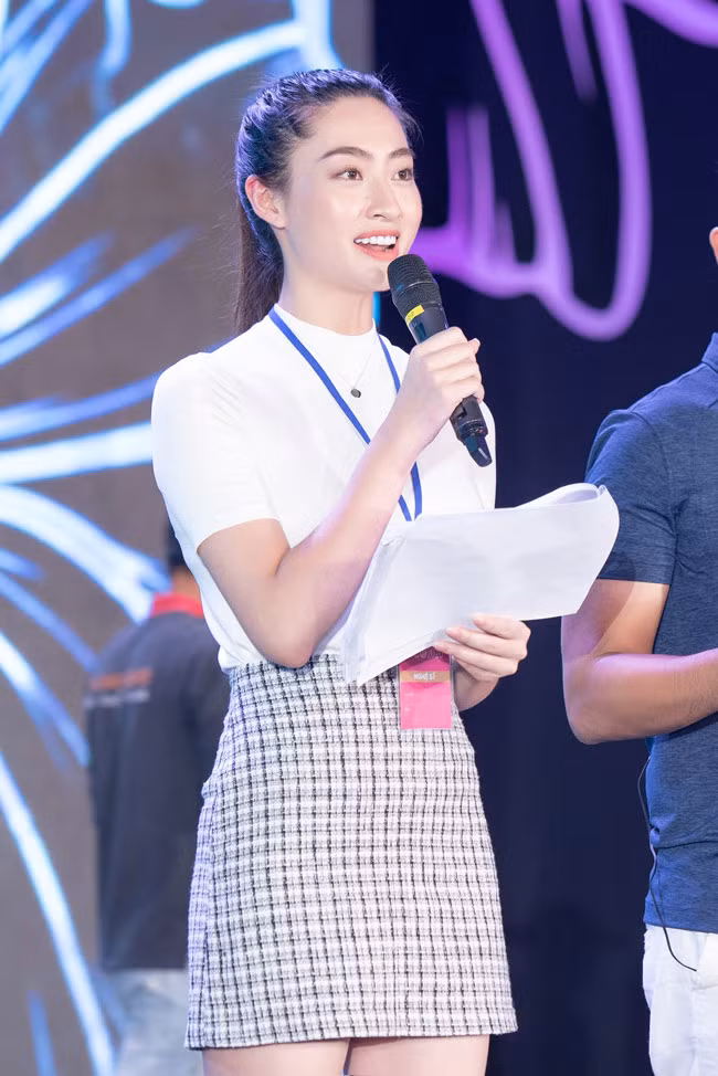 Hoa hậu Thế giới Việt Nam 2019 Lương Thùy Linh đảm nhiệm vị trí MC trong chương trình bán kết Hoa hậu Việt Nam 2020.