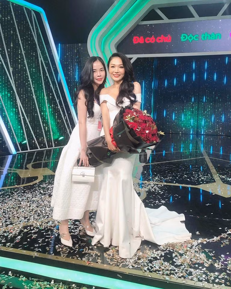 Nhan sac nong bong, xinh dep cua em gai Hoang Thuy