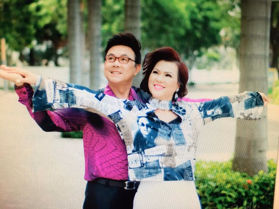 Là người vợ rất yêu thương chồng, lại có chút "máu ghen" nhưng bà xã của nam danh hài nổi tiếng hải ngoại sẵn sàng để chồng về Việt Nam hoạt động nghệ thuật thời điểm năm 2002.