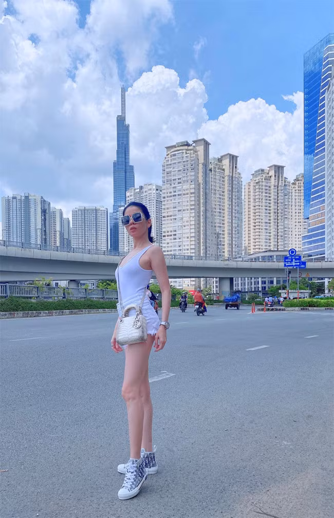 Nữ ca sĩ Hà thành khoe đôi chân thon dài trong chiếc quần short ngắn.