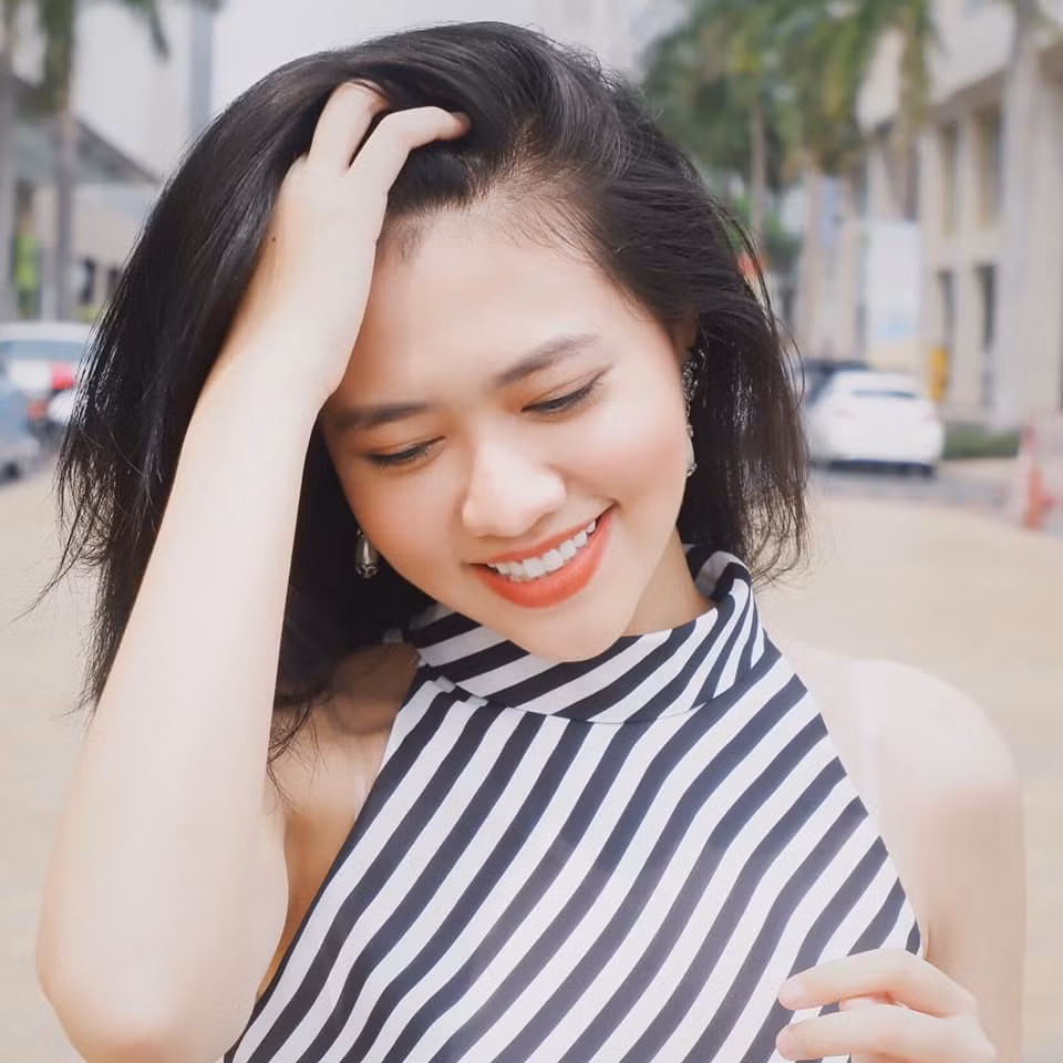 Cháu gái Trang Nhung được dì ruột cho làm quen với showbiz từ sớm.