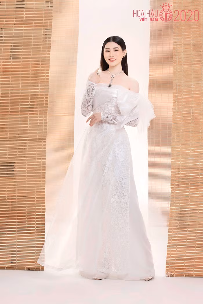 Tà áo dài có thể xem là trang phục không thể thiếu trong một cuộc thi nhan sắc cấp quốc gia lâu đời như Hoa Hậu Việt Nam.
