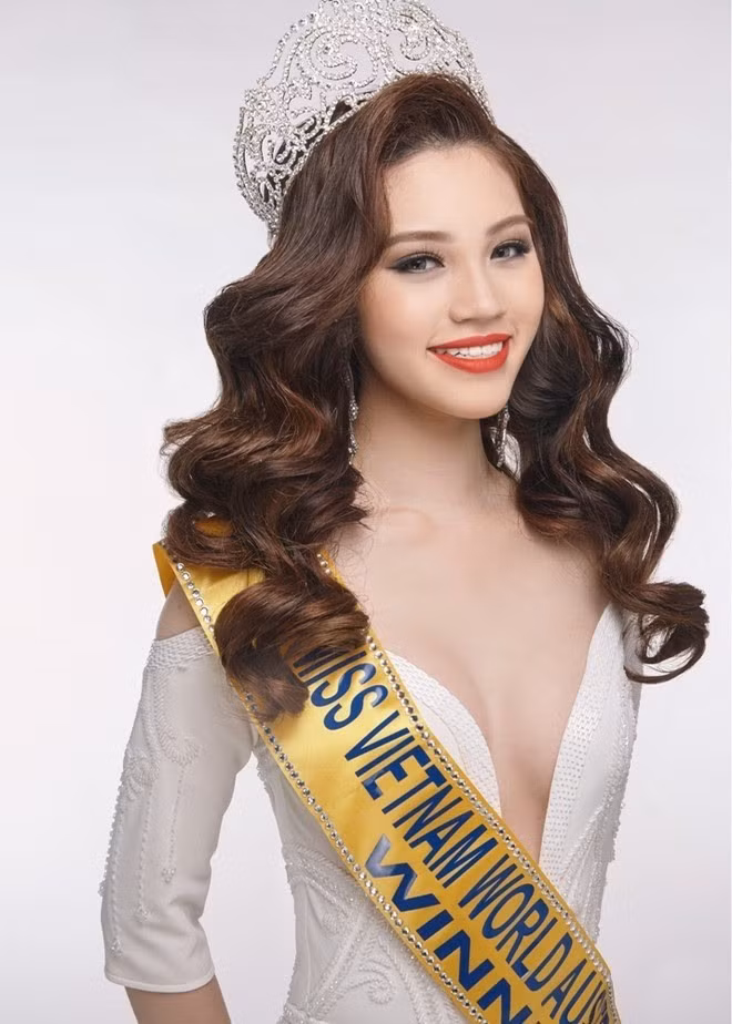  Nhan sắc của Jolie Nguyễn thời mới đăng quang không quá nổi trội.