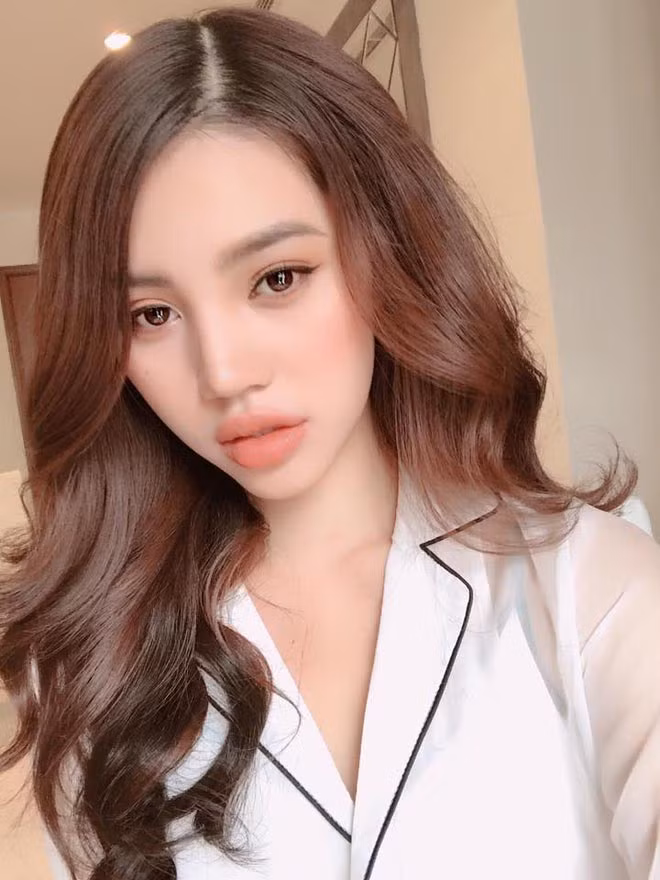 Nhan sắc thăng hạng vài năm trở lại đây khiến Jolie Nguyễn từng vướng nghi vấn phẫu thuật thẩm mỹ. Cô cũng thừa nhận từng "dao kéo" mũi do mũi không cao, sống mũi gãy và hai cánh mũi hơi bè.