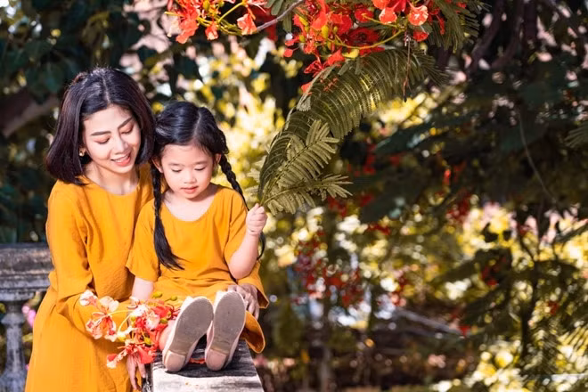 “Phương muốn dắt con đi mọi nơi khi có thời gian để bé Lavie có thể trải nghiệm và khám phá nhiều điều mới lạ. Với Phương điều này sẽ ý nghĩa hơn rất nhiều so với món quà quần áo hoặc đồ chơi”, Mai Phương tâm sự về chuyến đi Hội An với con gái vào tháng 8/2019.