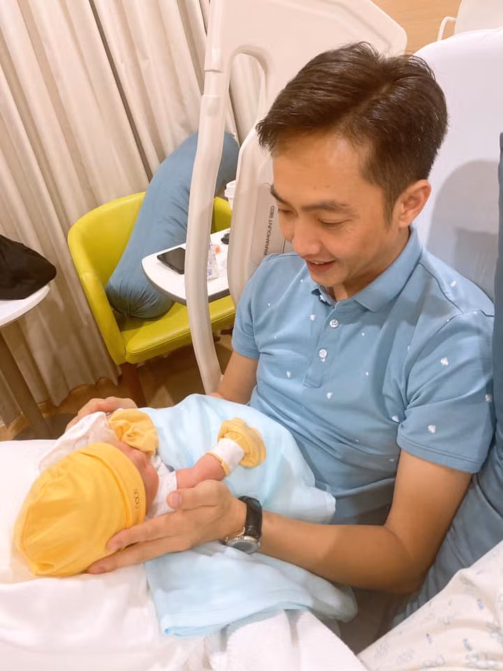 Nhìn biểu cảm và hành động chăm sóc con gái mới sinh Suchin là đủ biết "đại gia phố núi" hạnh phúc đến nhường nào.