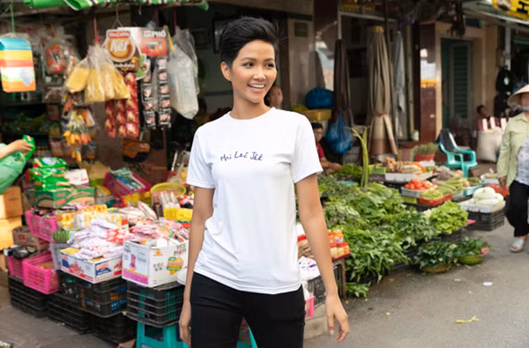 Dù đã là hoa hậu nhưng H’hen Niê không ngại mặc quần áo, giày dép rẻ tiền trị giá vài chục ngàn đồng, thậm chí cả quần áo secondhand, mặt cũng thường xuyên để mộc nếu không đi sự kiện.