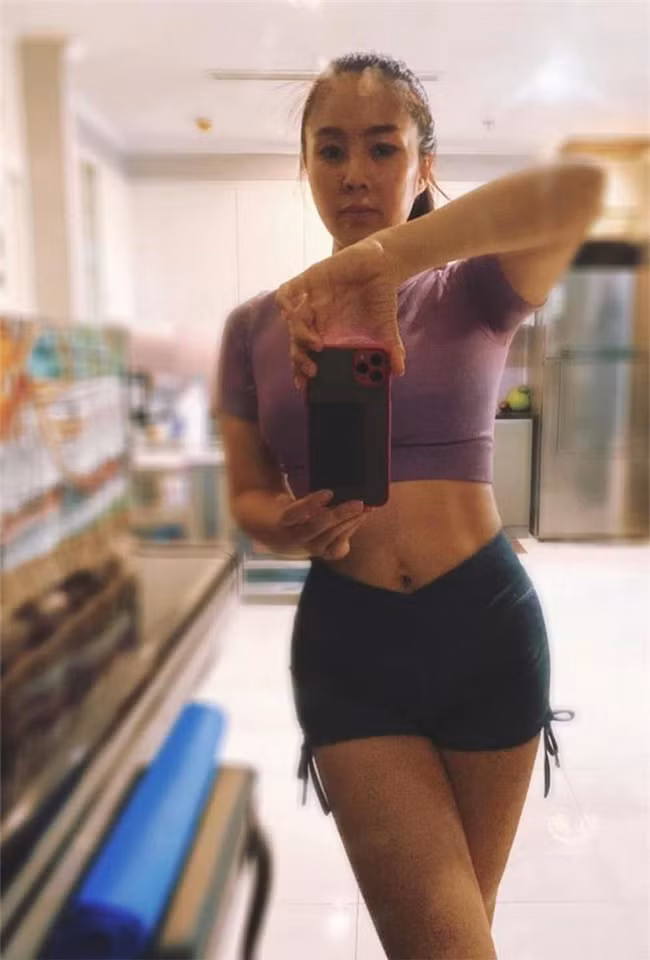 "Em đi gym về. 30 ký mỡ bay đi khá nhiều. Các mẹ bỉm sữa lạc quan lên nào", Lê Phương chia sẻ. Không chỉ Lê Phương, nhiều kỷ lục giảm cân của sao Việt cũng khiến fan ngạc nhiên.