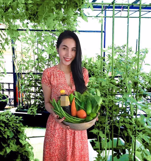 Ở 34 tuổi, bà xã Công Vinh thừa nhận đã quen với cuộc sống không ồn ào. Cô từng chia sẻ: “6h thức dậy tưới cây, ăn sáng, pha cà phê sữa, nhâm nhi ngắm hoa, sau đó, nấu sữa hạt cho cả nhà, hưởng thụ buổi sáng trôi qua thật bình yên".