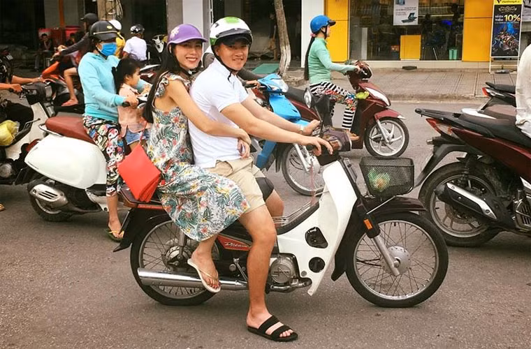 Hình ảnh giản dị vợ chồng Công Vinh - Thủy Tiên đi xe máy từng gây sốt.