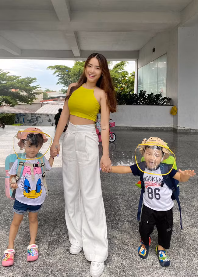 Cách đây không lâu, bà mẹ ba con còn dũng cảm khoe vòng 2 đầy vết rạn, nhưng ngay sau đó mọi người lại phải ngạc nhiên khi thấy những tấm hình cô chụp khoe vòng eo thon và mịn màng.