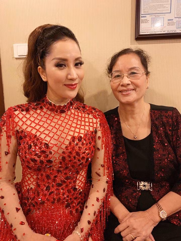 Khánh Thi viết: “Cả đời mẹ tần tảo chỉ để cho chồng cho con được vui và hạnh phúc. Mẹ được gì, tôi không dám hỏi. Nhìn mẹ, tôi chỉ thấy mình còn sống ích kỉ lắm. Làm cha mẹ chẳng ai mong con phải báo hiếu mình ra sao. Vì sinh nó ra đã là tự mình thương nó hết lòng vô điều kiện rồi. Nên tự con cái hãy hiểu rằng, ơn đức cha mẹ, ông bà là cao cả. Đừng làm điều sai, hãy sống có đạo đức và trân trọng giá trị gia đình mới là trên hết”.
