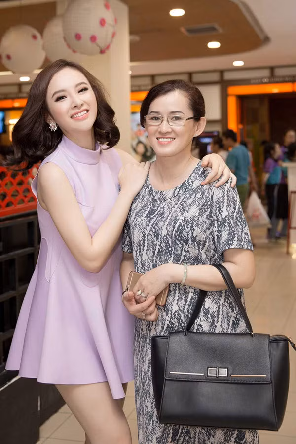 Khi mới nổi tiếng, Angela Phương Trinh từng bị chỉ trích vì để mẹ vất vả bán xôi nhưng nữ diễn viên cho biết đó là công việc mẹ cô yêu thích.