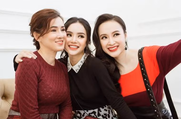 Biết cách ăn mặc và trang điểm, mẹ Angela Phương Trinh cải thiện vẻ ngoài rõ rệt.
