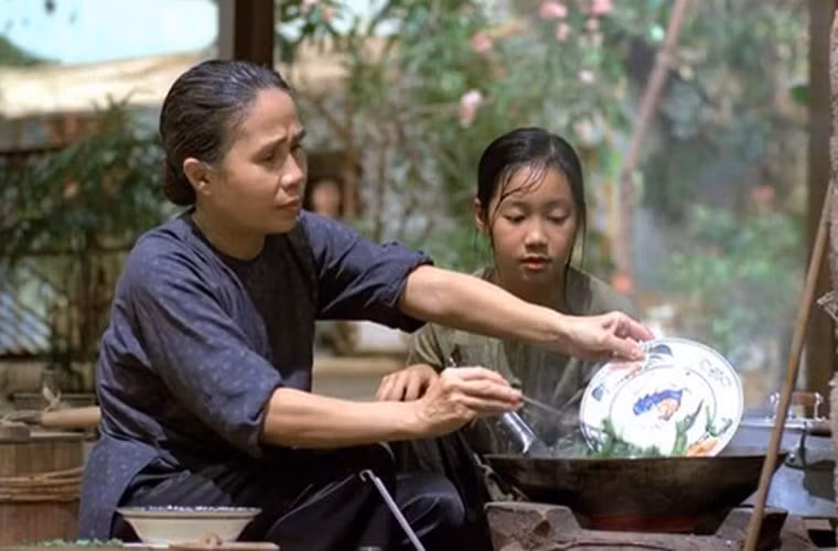 Nghệ sĩ Ánh Hoa sinh năm 1941 tại Mỏ Cày (Bến Tre), xuất thân trong gia đình có truyền thống cải lương. Ngoài cải lương, bà còn ghi dấu trong lòng khán giả qua hàng chục vai diễn trong các phim: Đất phương Nam, Xóm nước đen, Mùa len trâu, Người đẹp Tây Đô, Đồng tiền xương máu, Giao thời, Giã từ dĩ vãng...
