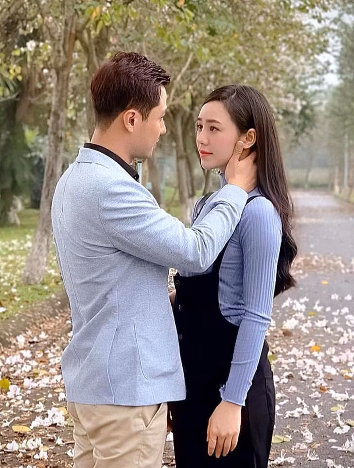 Nữ diễn viên 9X còn gây tò mò hơn khi cho biết cả hai đều đang độc thân nên việc để ảnh đại diện tình tứ giống nhau là chuyện bình thường.