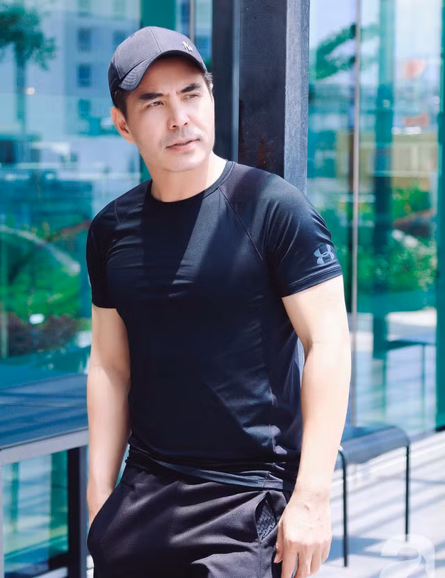 “Tôi đã có được người phụ nữ hiểu, yêu mình chân thành rồi nên tôi không còn lo việc ai mổ sẻ đời tư và ảnh hưởng tới đời sống riêng của mình nữa. Tôi đã lập gia đình và có con trai 8 tuổi. Cô ấy là một phụ nữ bình dị và nhất mực thương yêu chồng con. Do cuộc sống và công việc nên chúng tôi thống nhất không tiết lộ chuyện riêng trên báo giới. Hàng năm tôi qua Mỹ hai lần cùng vợ con và cuộc sống của chúng tôi nhờ vậy mà rất đầm ấm, hạnh phúc!”, Trung Dũng cho biết.